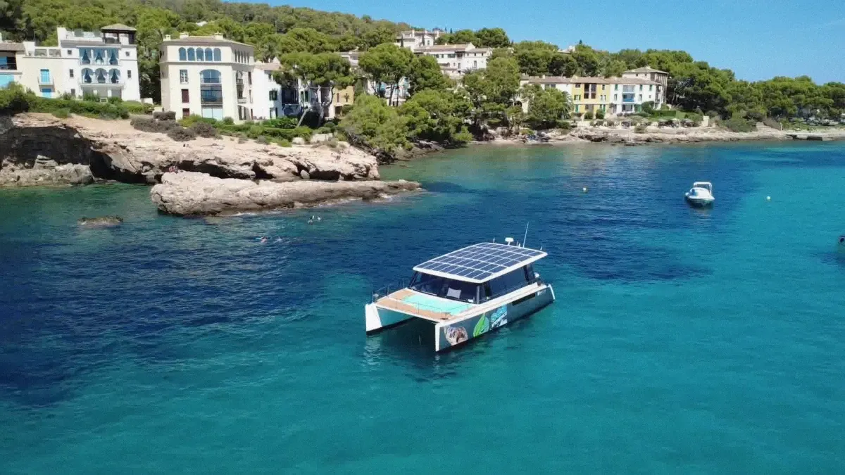 Sailing catamaran under way on open water, illustrative of the Cagliari catamaran tour hulls